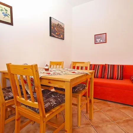 Robert 1317 Apartman *